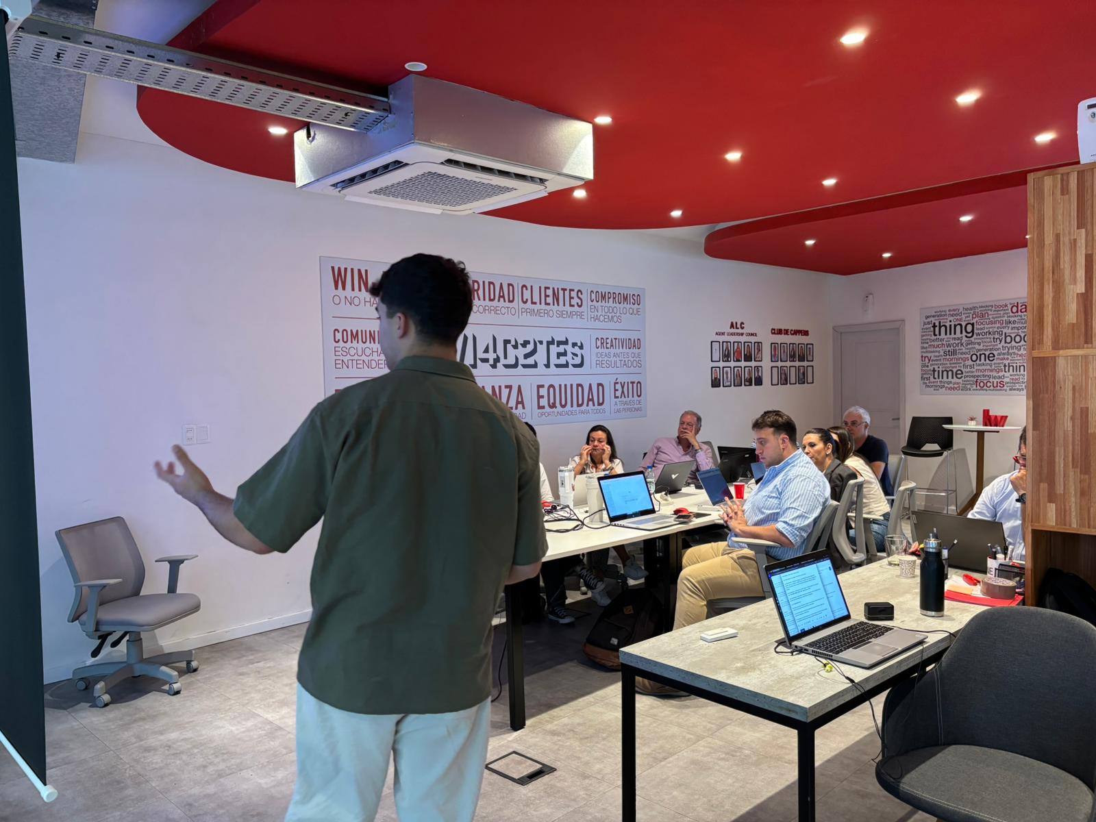 Taller presencial de IA en oficina moderna con valores empresariales